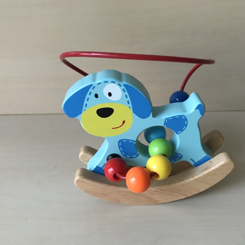Houten hondje. Schommeltje met kraaltjes