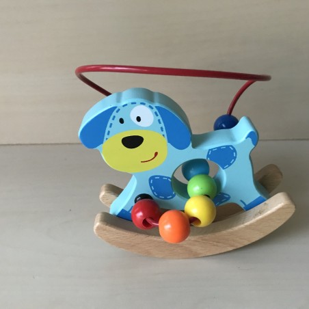 Houten hondje. Schommeltje met kraaltjes