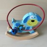 Houten hondje. Schommeltje met kraaltjes