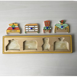 Puzzelplankje Knopjespuzzel : Meubels. Naam achterop plankje.