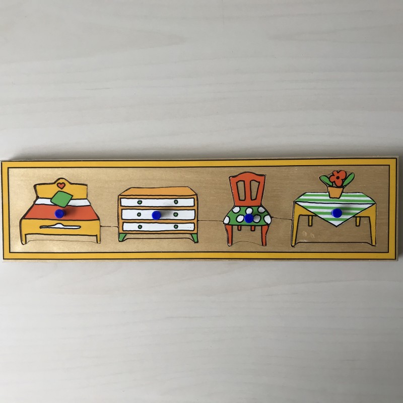 Puzzelplankje Knopjespuzzel : Meubels. Naam achterop plankje.