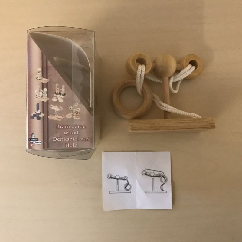 Houten denkspel.