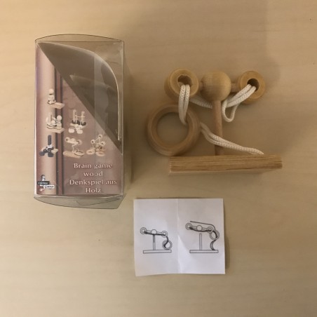 Houten denkspel.