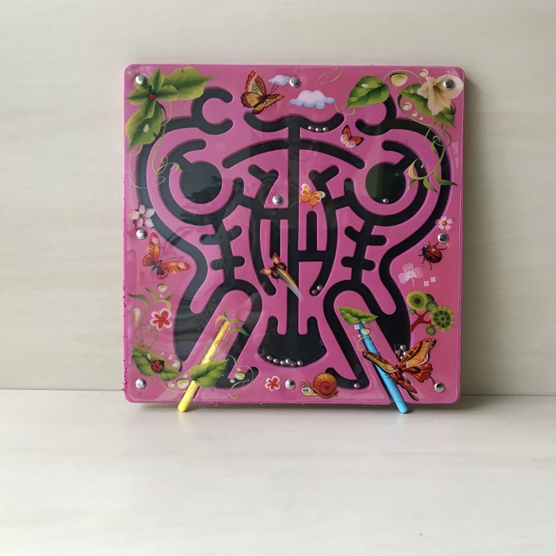 Plankje met dieren in een doolhof. Magnetische balletjes