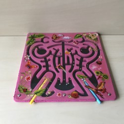 Plankje met dieren in een doolhof. Magnetische balletjes