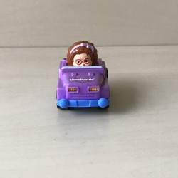 Little people :  1 kunststof autootje. Iets verkleurd.