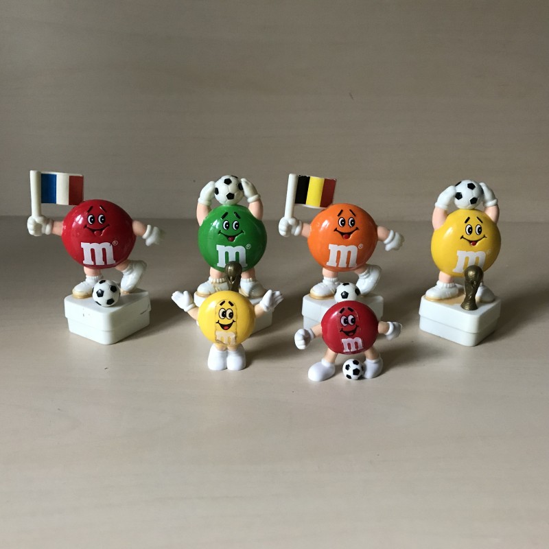 M & M’s , 4 grotere figuren en 2 kleine figuren.