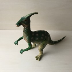 Grote dino. 24 cm. hoog en 30 cm. lang.