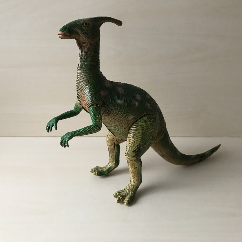 Grote dino. 24 cm. hoog en 30 cm. lang.