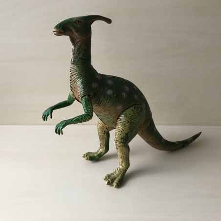 Grote dino. 24 cm. hoog en 30 cm. lang.