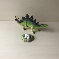 Dino met eieren. 27 cm. lang en 9 cm. hoog