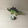 Dino met eieren. 27 cm. lang en 9 cm. hoog