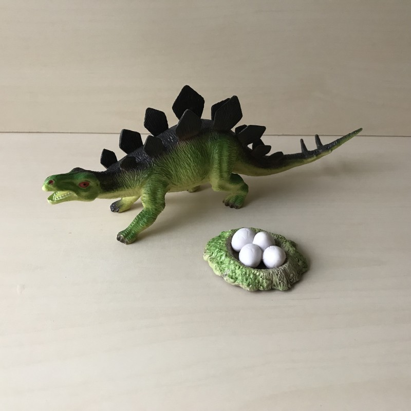 Dino met eieren. 27 cm. lang en 9 cm. hoog