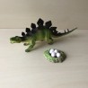 Dino met eieren. 27 cm. lang en 9 cm. hoog