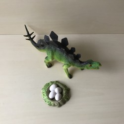 Dino met eieren. 27 cm. lang en 9 cm. hoog