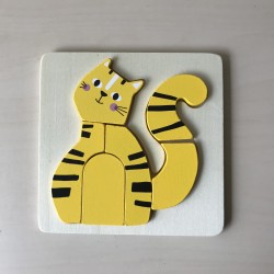 Houten puzzel. Puzzelplankje. Poesje met 6 stukjes