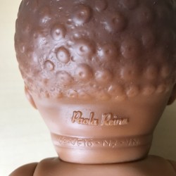 Paola Reina. Popje, donker meisje : 35 cm. hoog