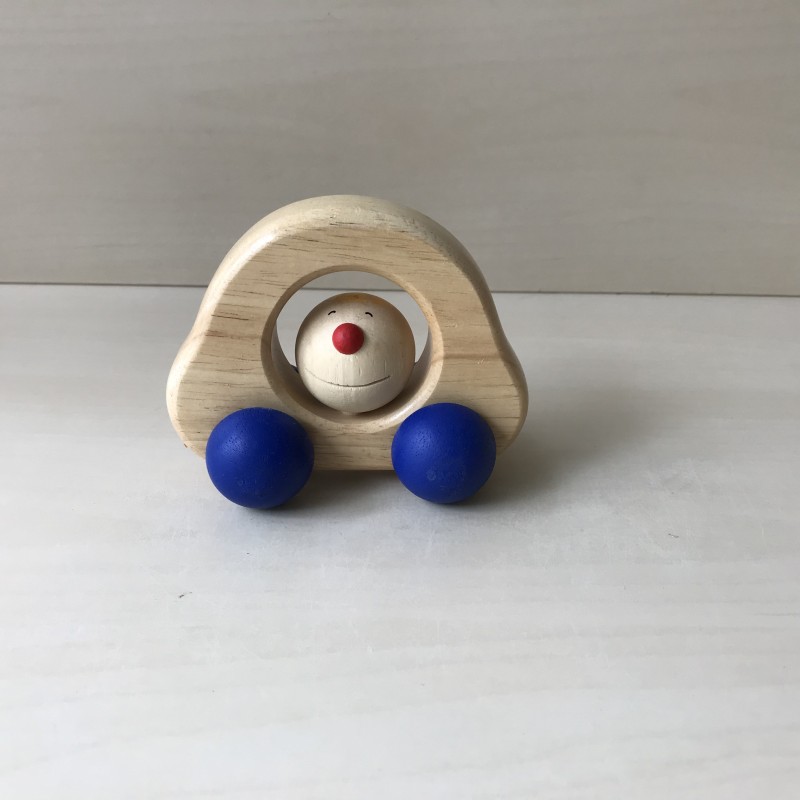 Pintoy auto met gezicht.