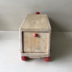 Houten auto. 37,5 cm. lang