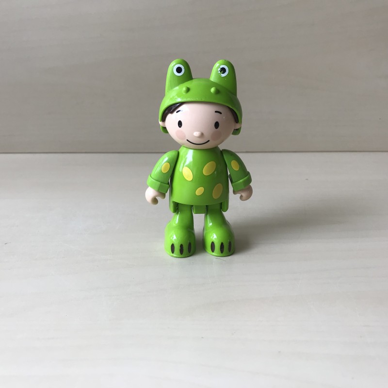 Figuur als kikker vermomd. 11,5 cm. hoog.