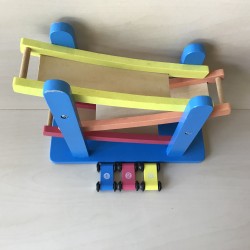 Houten autobaan. Roetsjbaan .