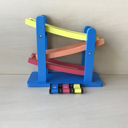 Houten autobaan. Roetsjbaan .