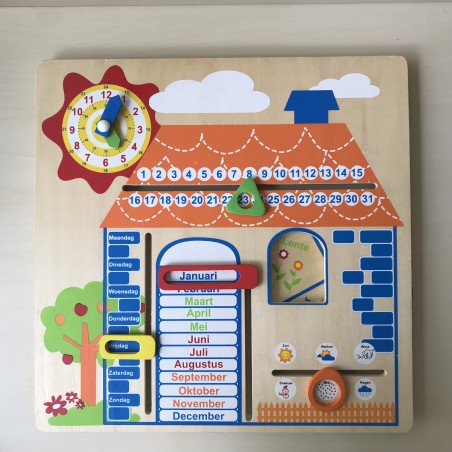 Houten kalenderklok.