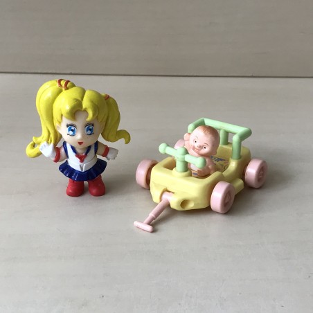 Popje met kar. popje is 6 cm. hoog.