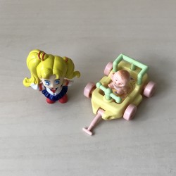 Popje met kar. popje is 6 cm. hoog.