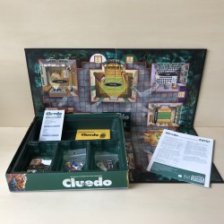 Cluedo:  Detectivespel. Een onopgelost mysterie met de bekende verdachten.