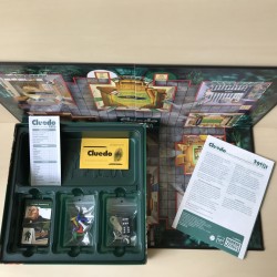 Cluedo:  Detectivespel. Een onopgelost mysterie met de bekende verdachten.
