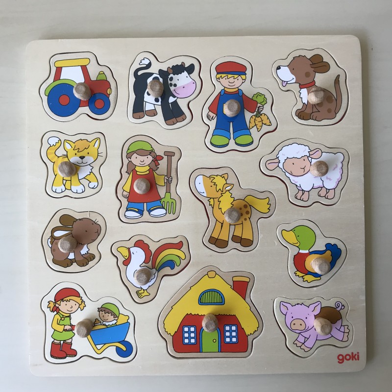 Puzzelplankje Knopjespuzzel : Goki.  Boerderij. 14 stukjes.