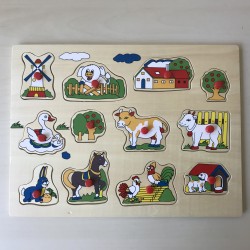 Puzzelplankje Knopjespuzzel : Boerderij. 12 stukjes. Molen is beschadigd.