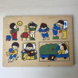 Puzzelplankje Knopjespuzzel : Verloop van de dag. 8 stukjes.