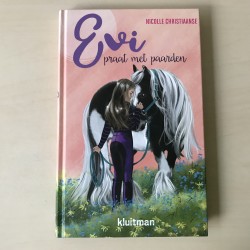 Evi praat met paarden