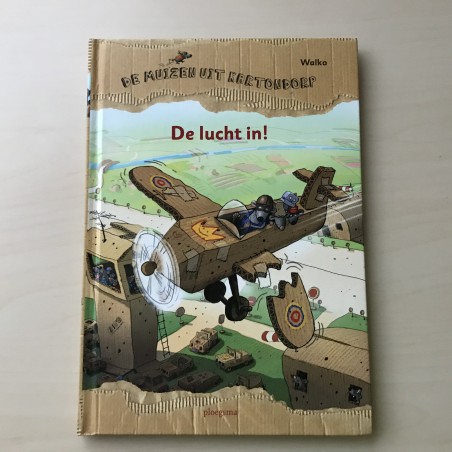 De muizen uit kartondorp. De lucht in!