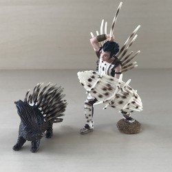 Schleich : Jager met egel. Bovenkant hoofd jager is  9 cm. hoog. Set 1.