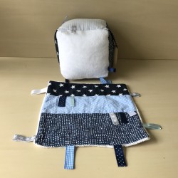 Stoffen dobbelsteen / kubus + knuffeldoekje.