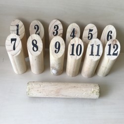 Kubb werpspel. In gebruikte staat