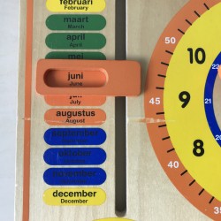 Nijntje houten kalenderklok.