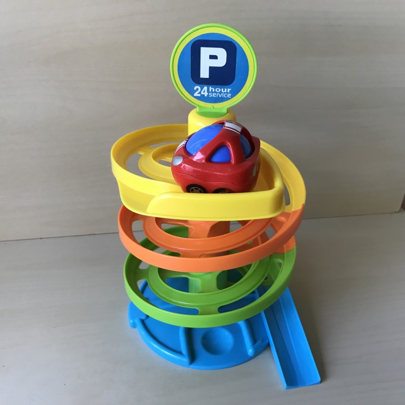 Parkeergarage met roetsjbaan en 1 auto