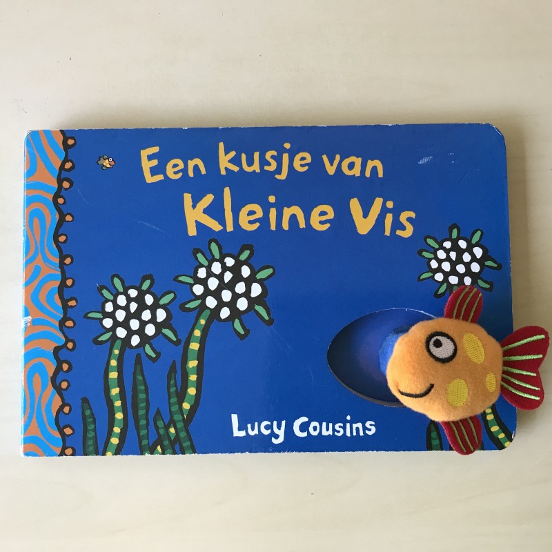Een kusje van kleine vis. Vingerpopje