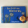 Een kusje van kleine vis. Vingerpopje