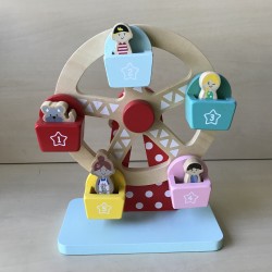 Houten reuzenrad met figuurtjes