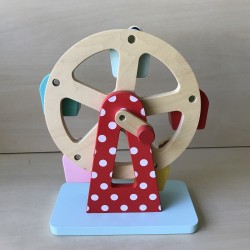 Houten reuzenrad met figuurtjes
