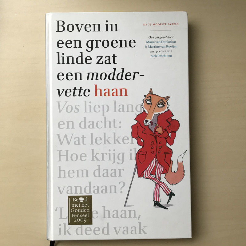 Boven in een linde zat een moddervette haan