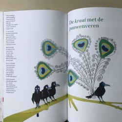 Boven in een linde zat een moddervette haan