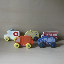 Houten auto’s, hulpdiensten.