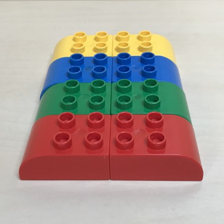 Duplo : 8 afgeronde blokjes. Voetjes. Set 3.