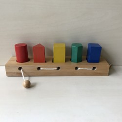 Houten rijgspel.